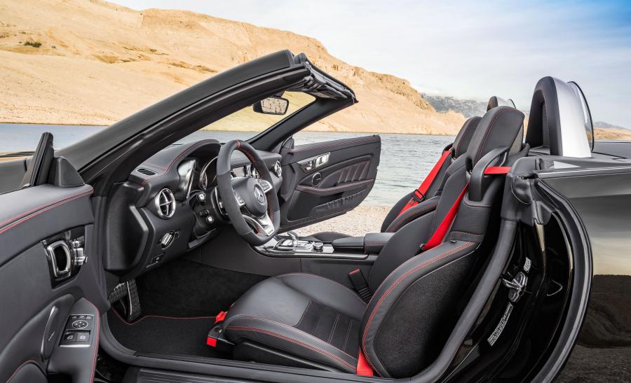 Интерьер Mercedes-AMG SLC43 2016 года  (фото 12 из 40)
